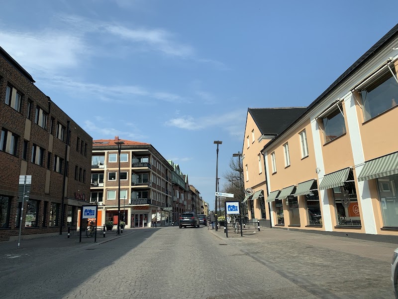 16-årig flicka dömd för ringa barnpornografibrott efter delning